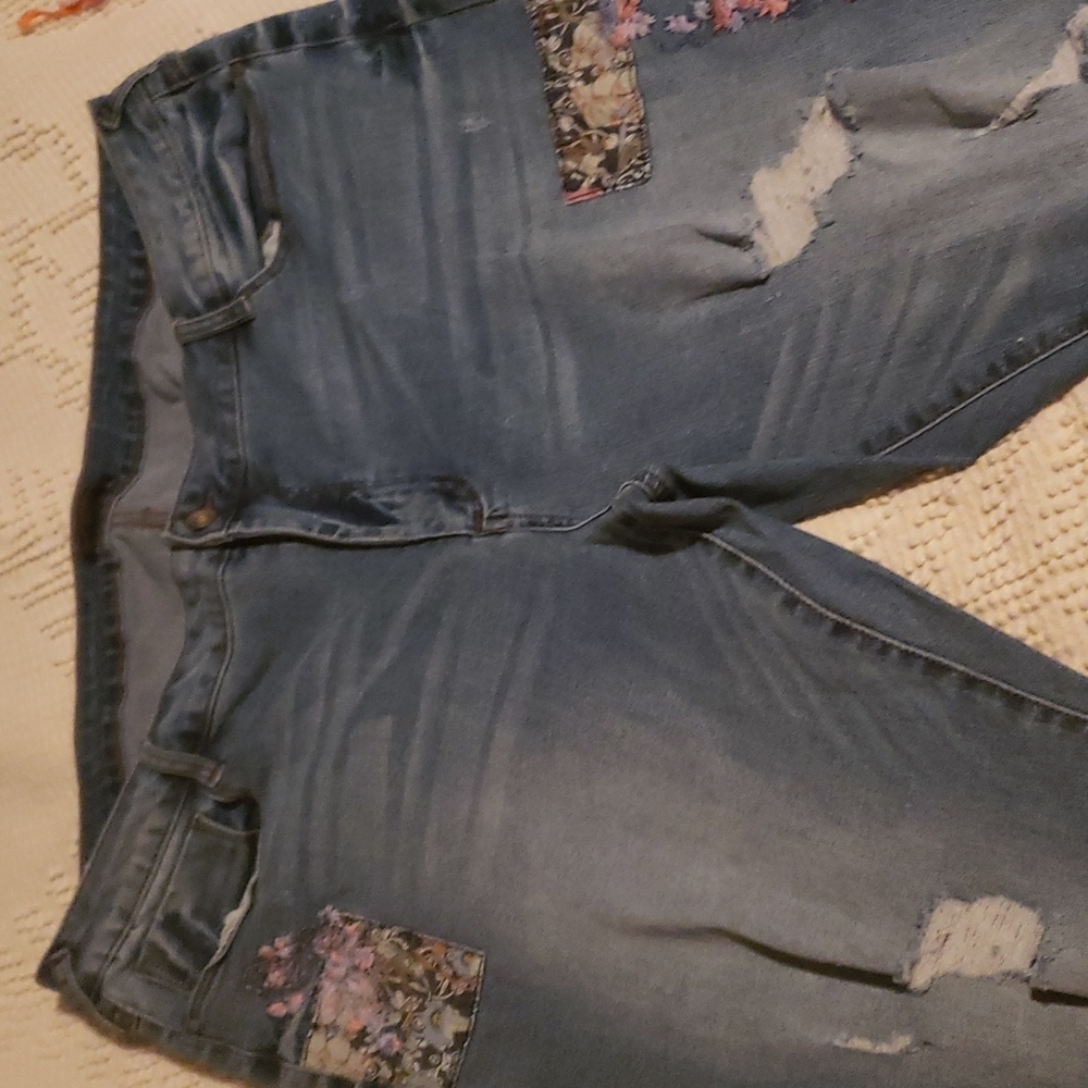 Signature Studio Plus Capris